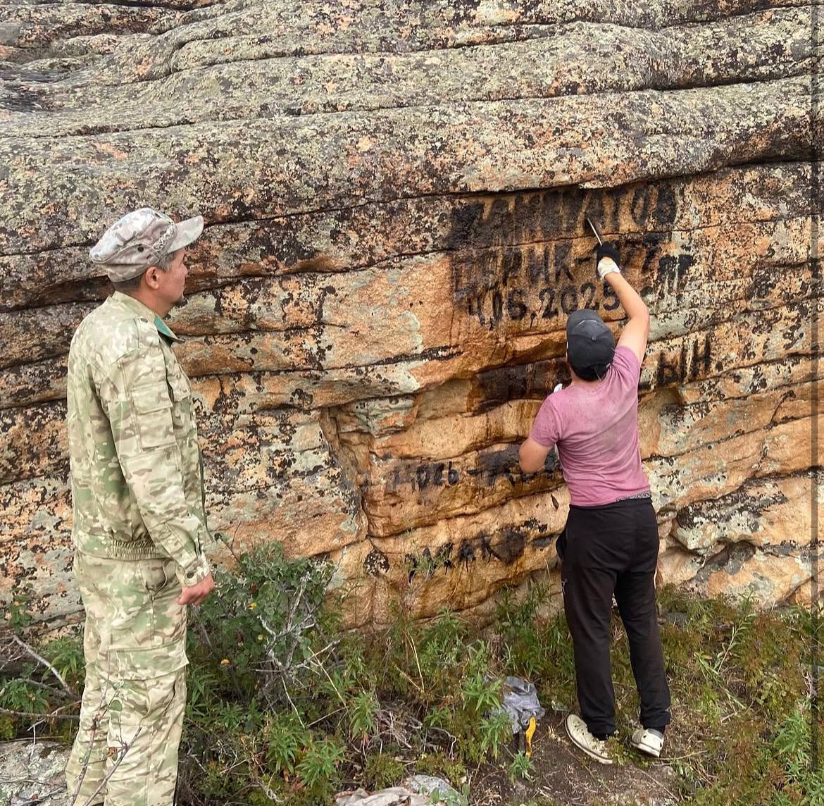 Вандалов, разрисовавших скалы в Каркаралинске, наказали по закону