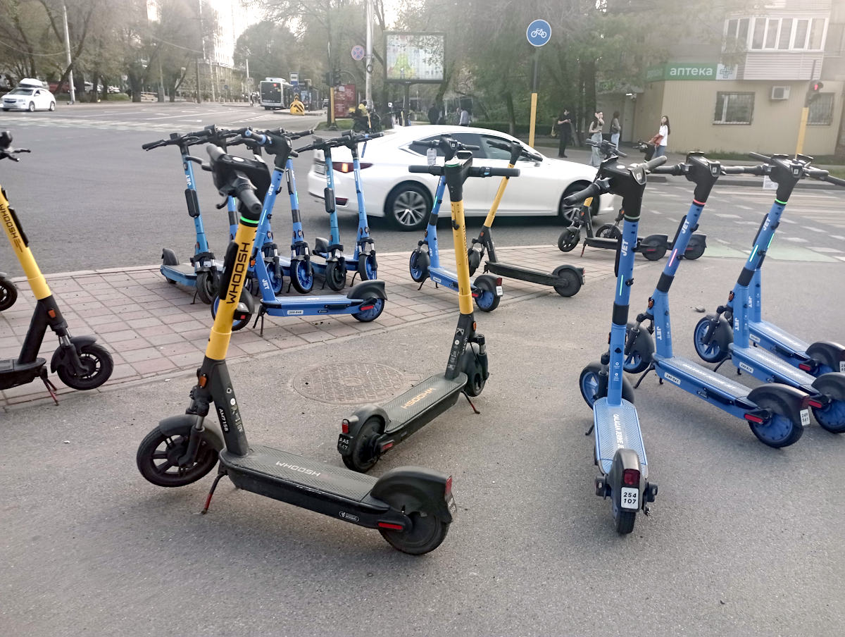 Самокатчиков наказали за грубое нарушение ПДД в Алматы