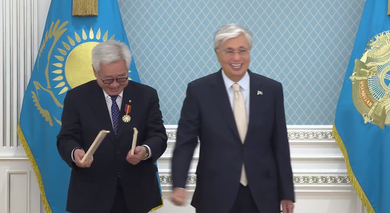 Токаев кулаком разбил почетную доску - видео