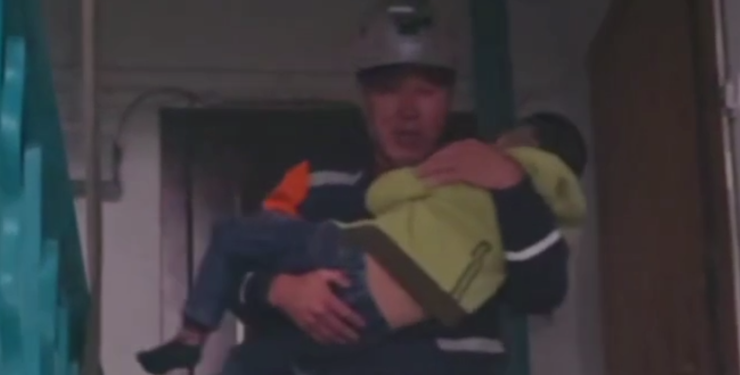 40 человек были эвакуированы из горящего дома в Семее