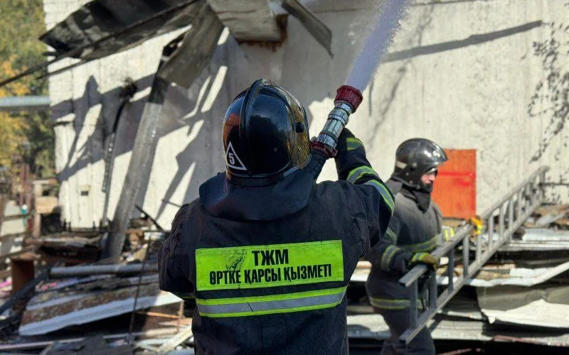 В Астане полсотни пожарных тушили возгорание на складе