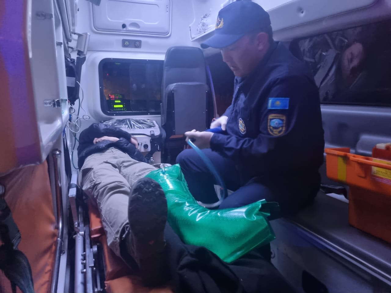 В горах Алматы спасатели эвакуировали женщину с травмой ноги