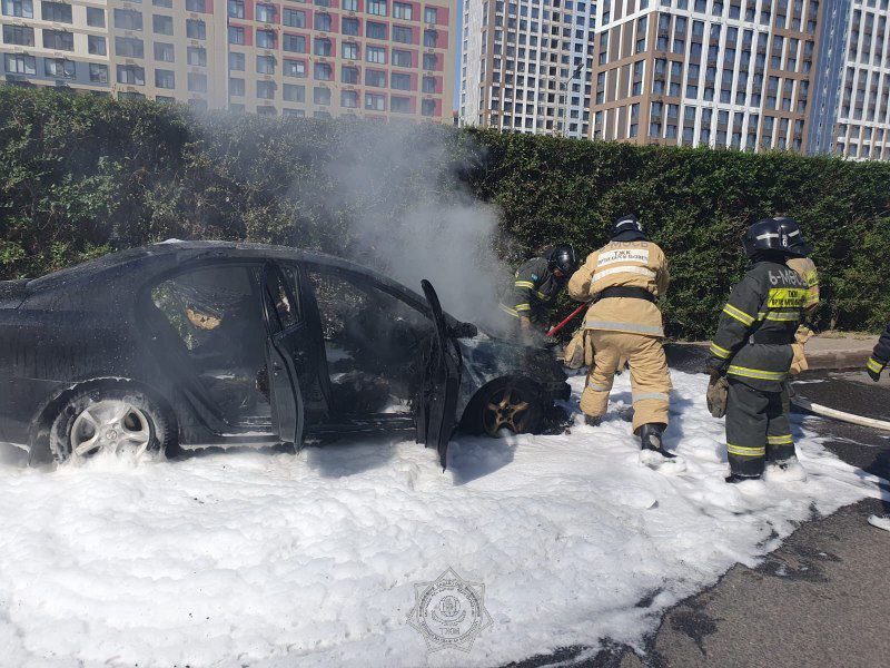 В Астане потушили горящий автомобиль