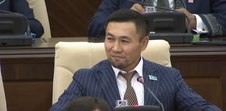 Мама, я в телевизоре: депутатам разрешили поздравлять родственников с трибуны