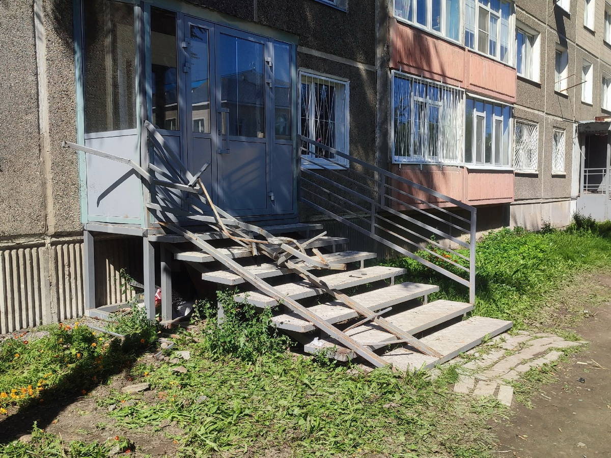 В Усть-Каменогорске легковой автомобиль «влетел» в многоэтажку