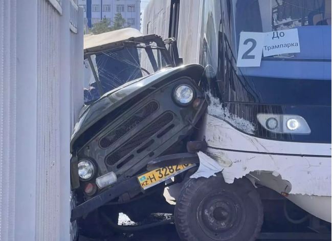 В Темиртау трамвай столкнулся с УАЗом