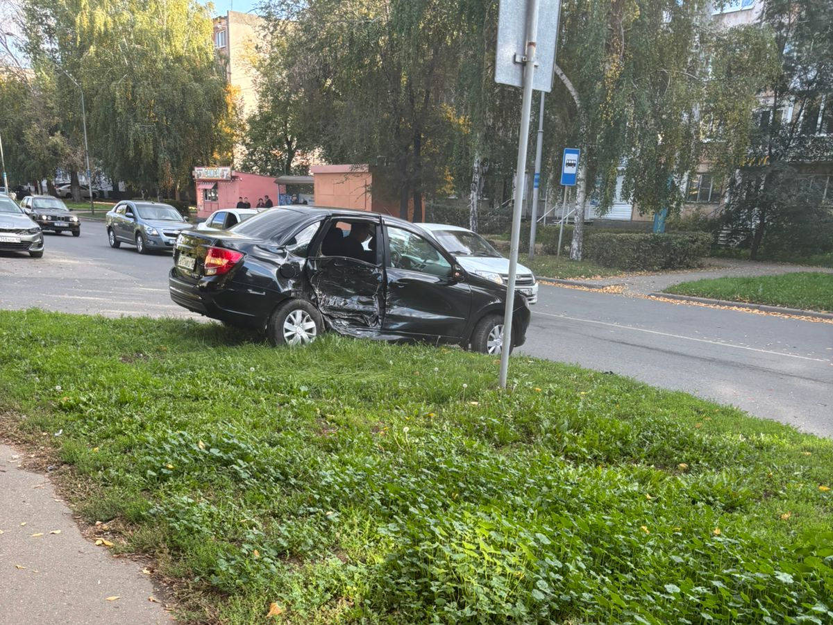 В Усть-Каменогорске в ДТП легковой автомобиль выехал на газон