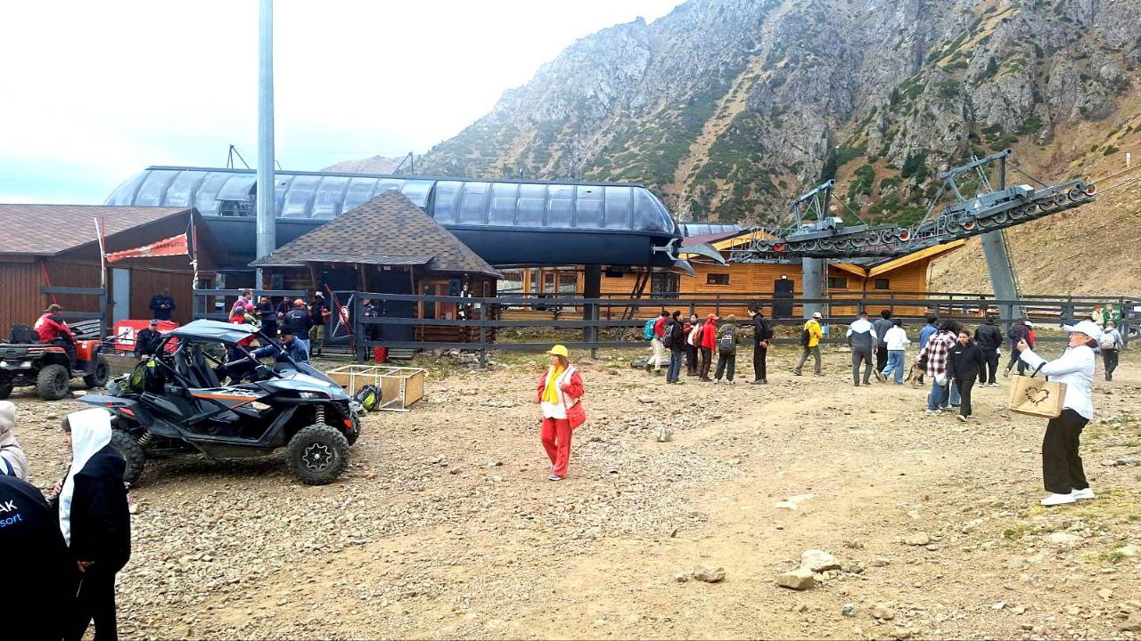 На Шымбулаке остановилась канатка — спасатели эвакуировали пассажиров