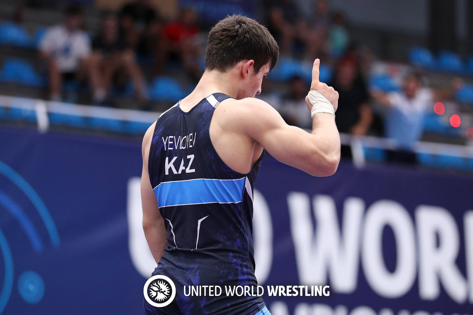 Борцы Ислам Евлоев и Ержет Жарлыкасын вышли в 1/4 финала чемпионата мира