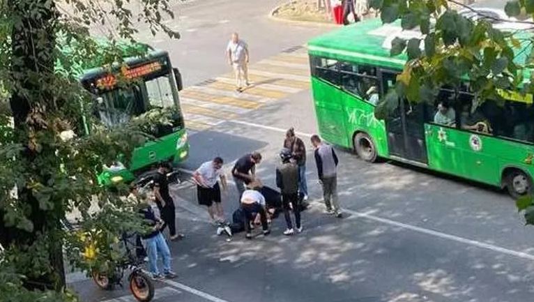 В Алматы автобус сбил двух девушек на электросамокате