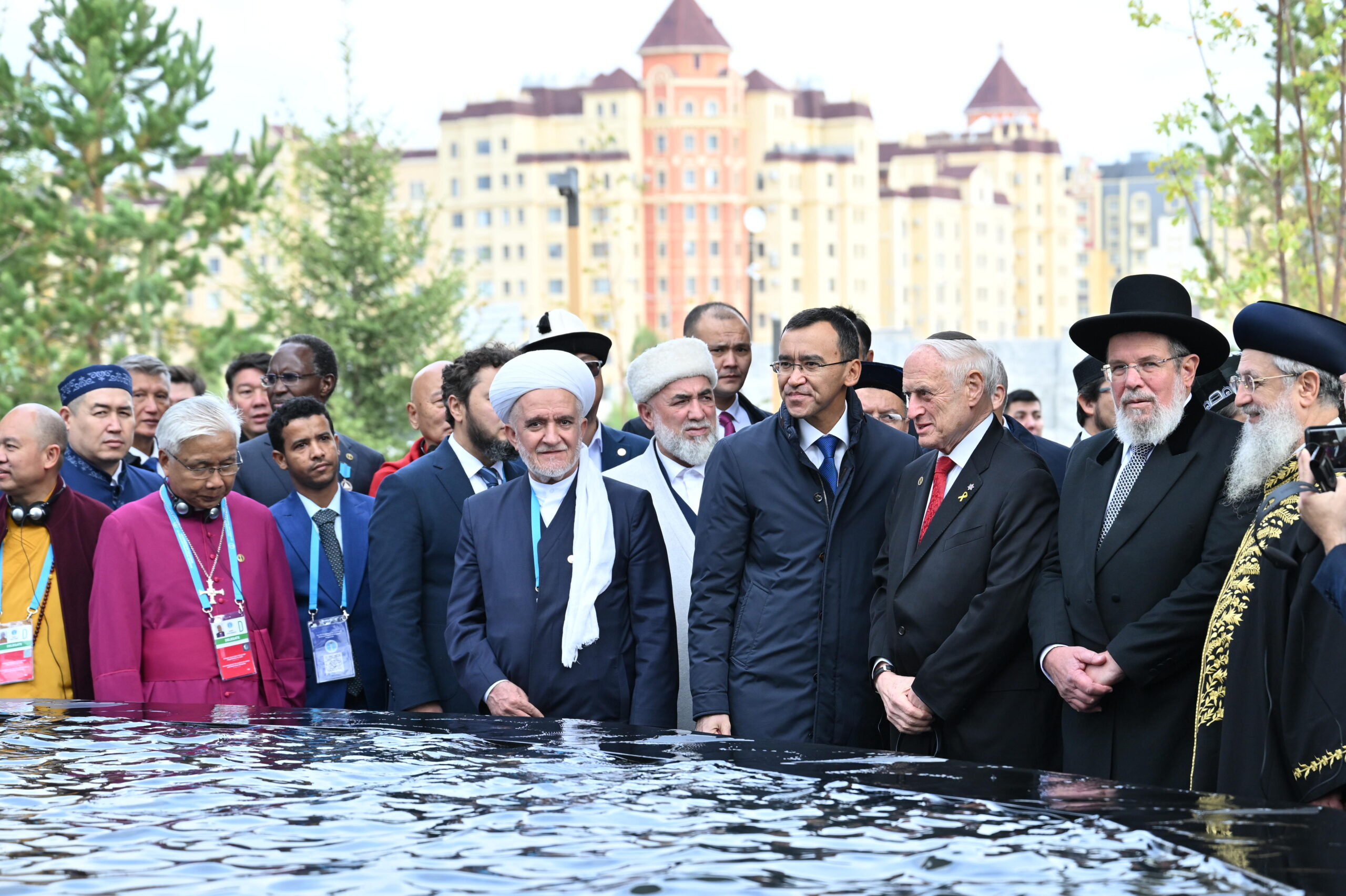 Парк мира и согласия открыли участники съезда лидеров мировых и традиционных религий