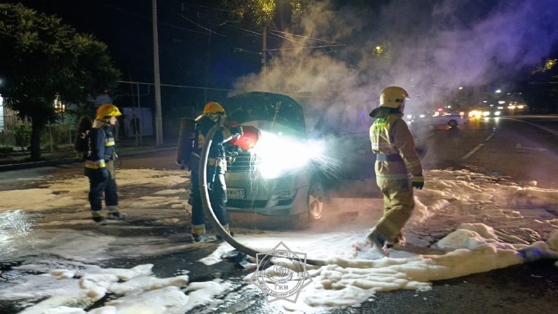 В Алматы горящий автомобиль потушили за 12 минут
