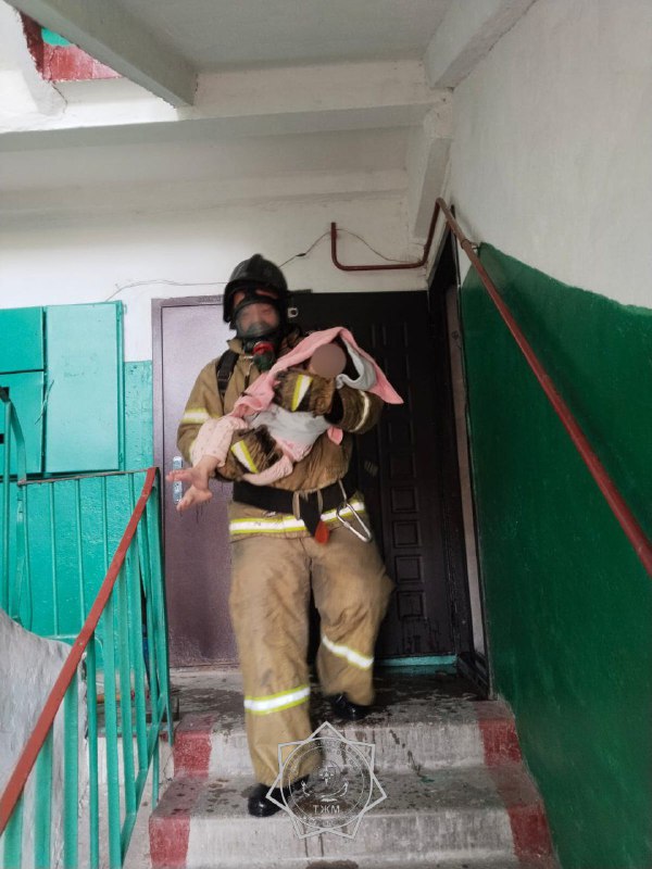 В Актюбинской области спасатели МЧС эвакуировали 30 человек при пожаре в пятиэтажном доме