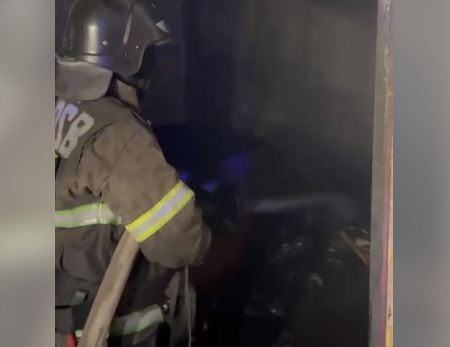 В Аягозе спасатели МЧС вынесли газовый баллон при пожаре