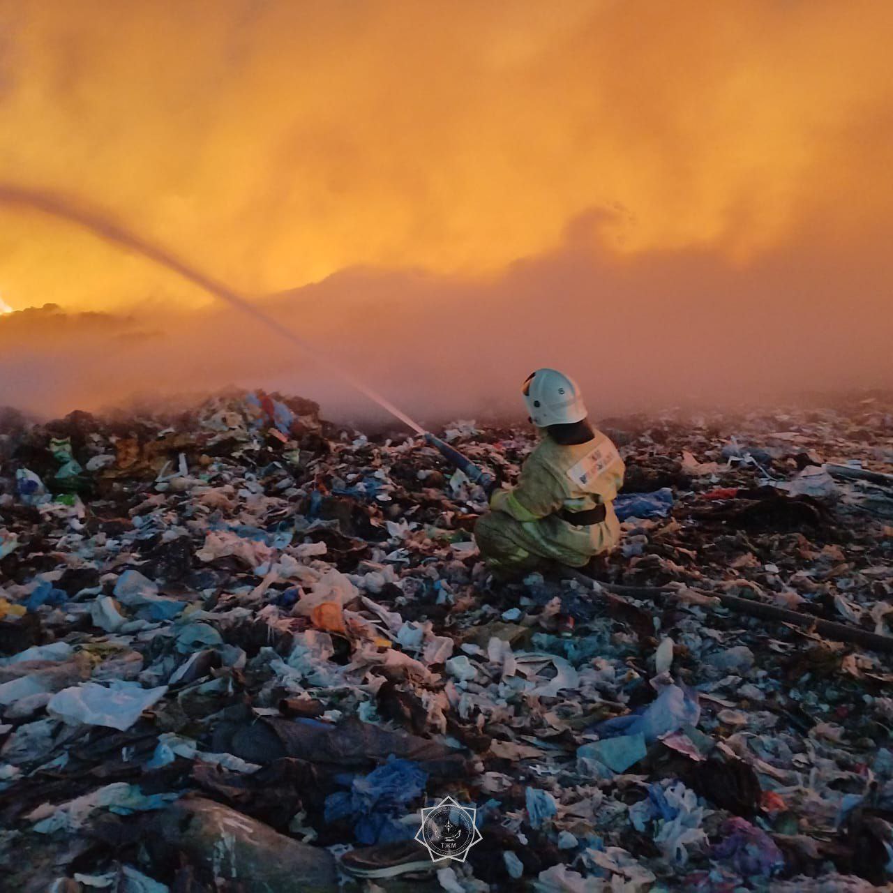В Алматинской области тушение мусорного полигона осложняется пожарной нагрузкой