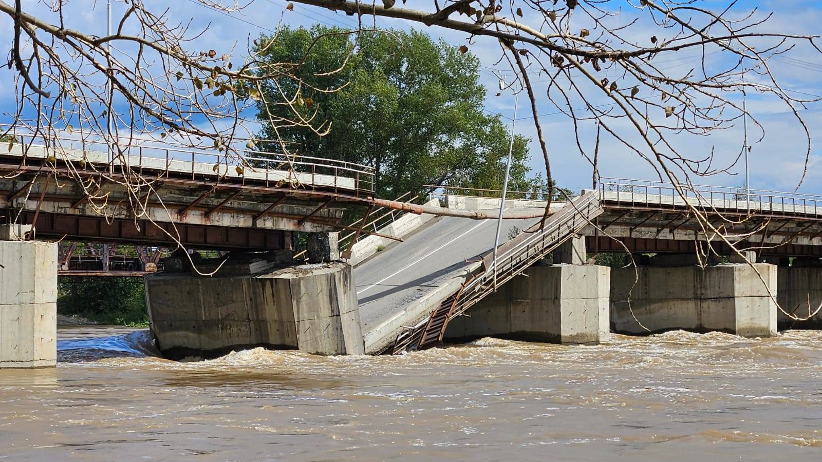 Шнайдеровский мост обрушился в Усть-Каменогорске