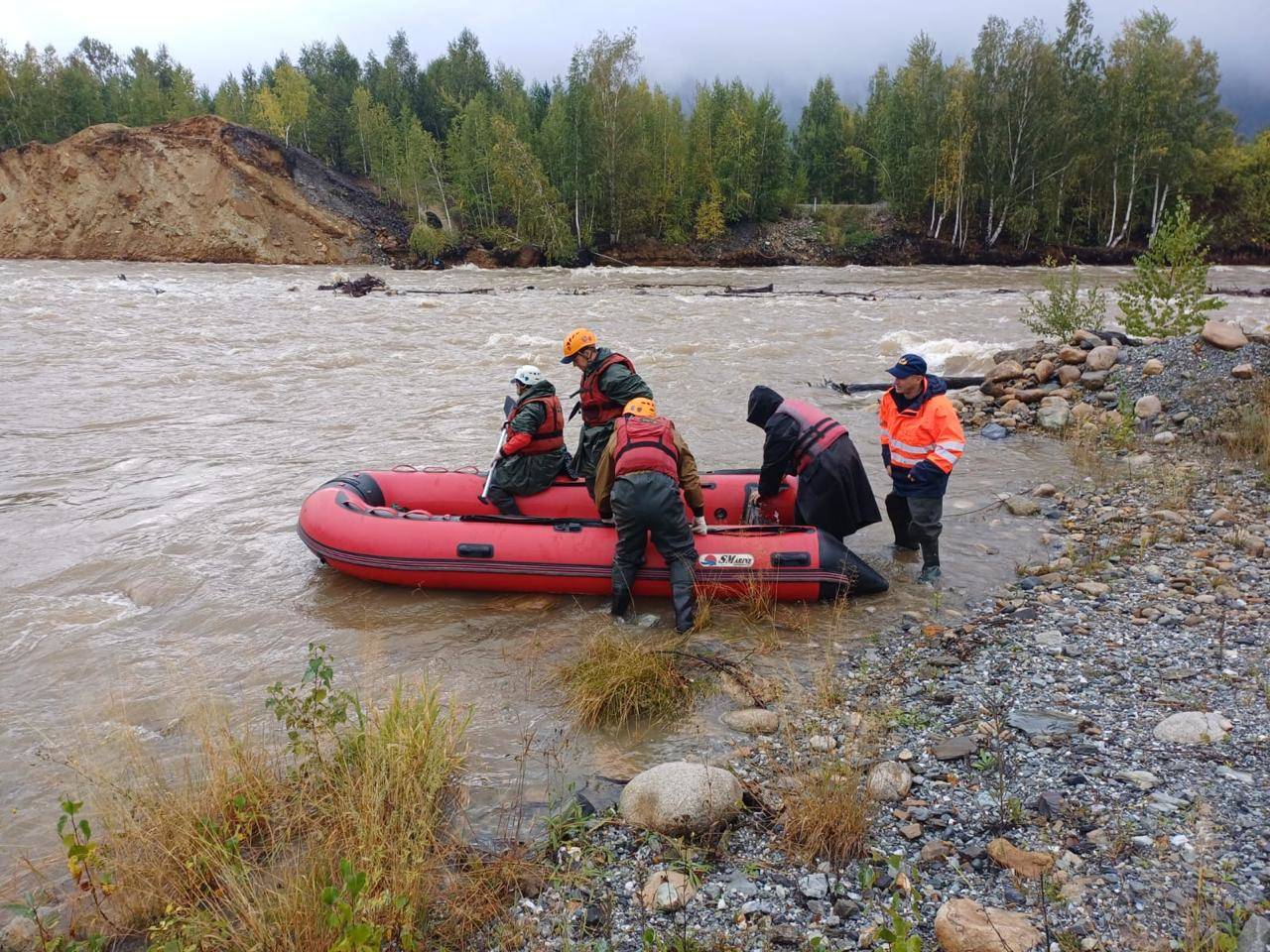 В Риддере ищут водителя квадроцикла, которого унесло бурным течением реки