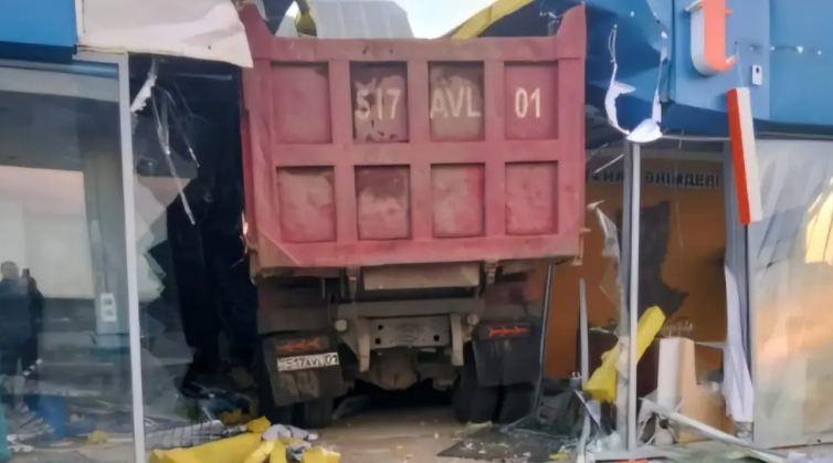 В Костанайской области грузовик врезался в АЗС