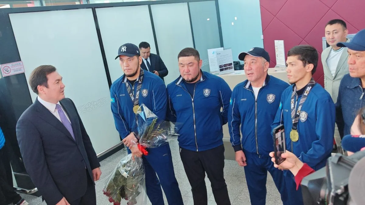 В аэропорту Астаны торжественно встретили казахстанских боксеров