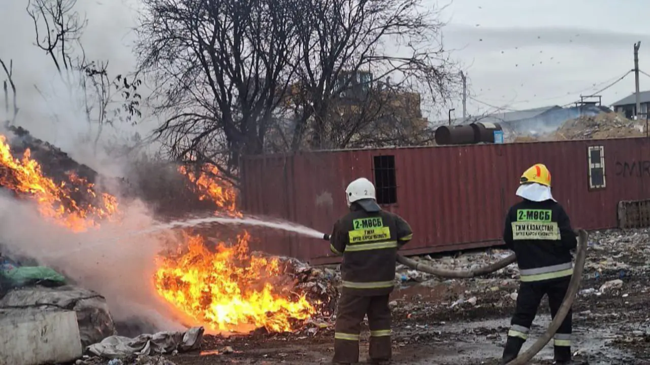 Спустя неделю потушили пожар на свалке под Алматы