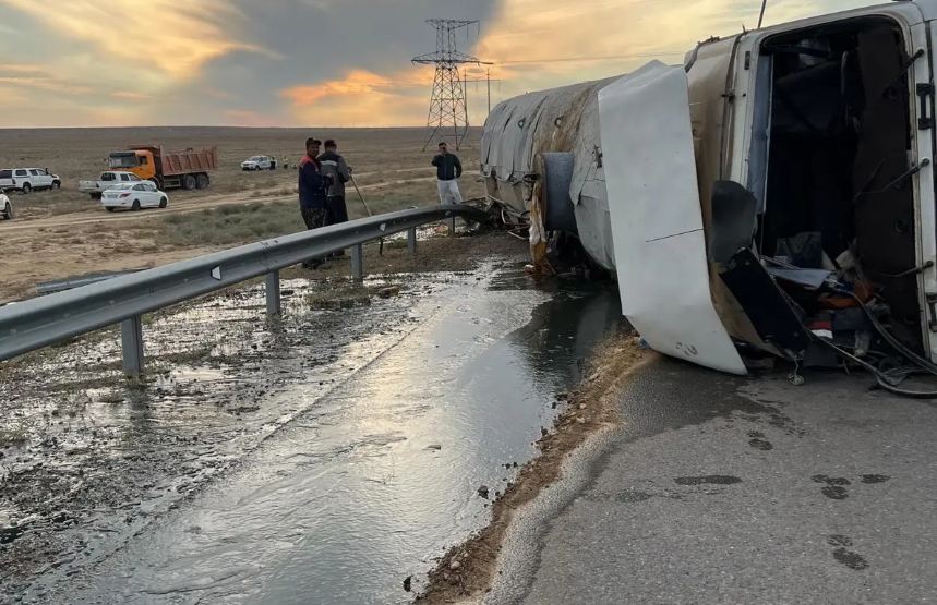 На трассе Актау-Жанаозен перевернулась фура