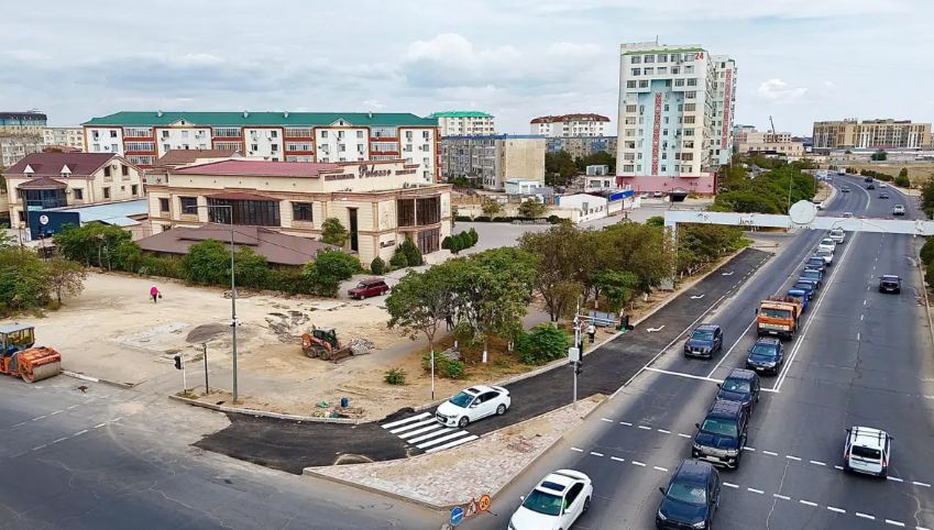 В Актау на одном из перекрёстков появился дополнительный правый съезд