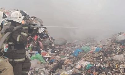 В Алматинской области на мусорном полигоне тушат пожар
