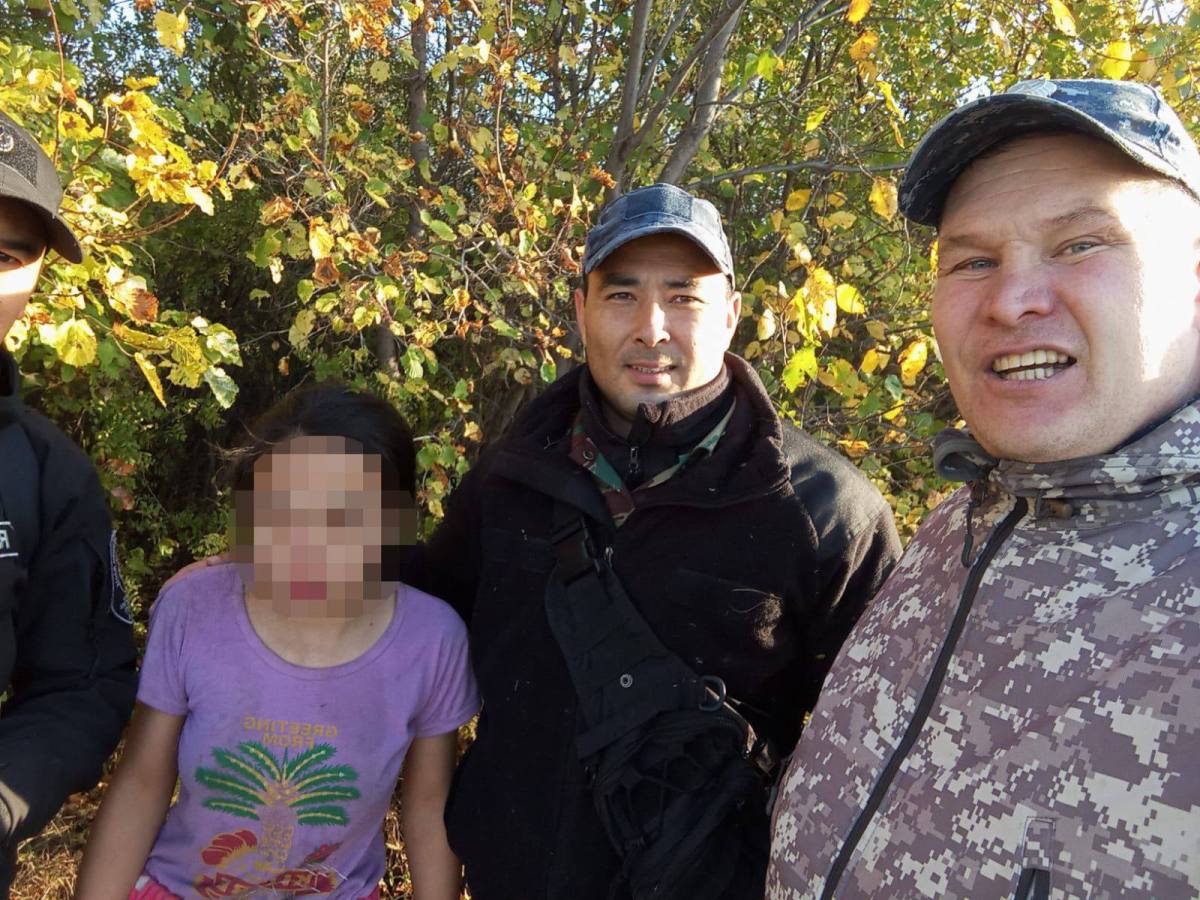 В Костанайской области полицейские благополучно вернули матери пропавшую девочку