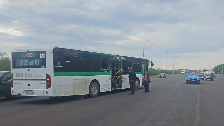 На трассе в Костанайской области автобус столкнулся с грузовиком