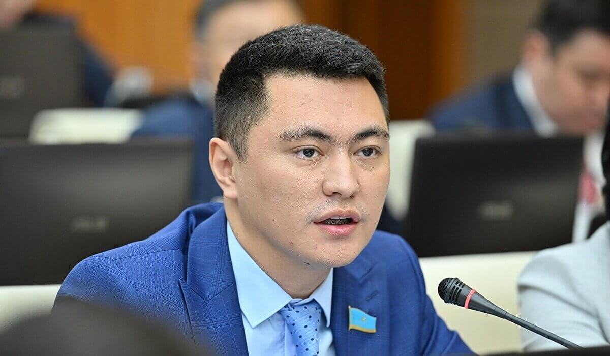 "Олжас, а не Алжас!" Депутат разозлил казахстанцев странными рассуждениями