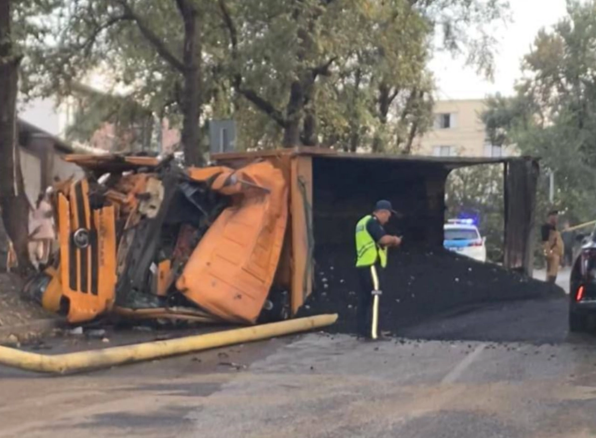 В Алматы перевернулся грузовик с асфальтом: пострадал водитель