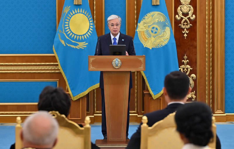 Глава государства поздравил работников нефтегазовой отрасли