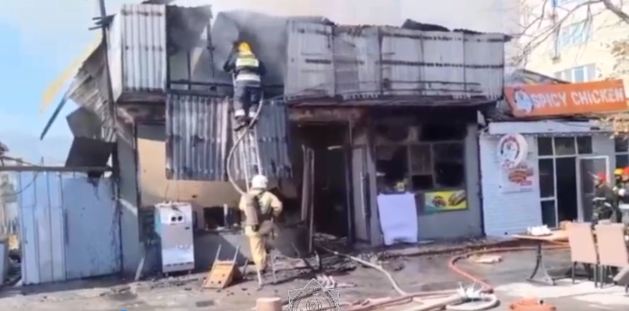 В Алматы в одном из кафе произошел крупный пожар