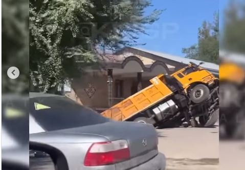 Большегруз провалился под асфальт в Алматинской области