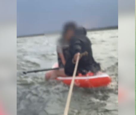 В Костанайской области спасатели МЧС оказали помощь людям, которых унесло течением