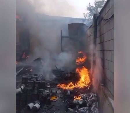 В Алматы горела хозпостройка с переходом на кровлю трехэтажного строения