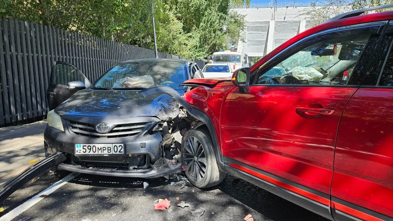В Алматы три человека пострадали в лобовом столкновении двух машин