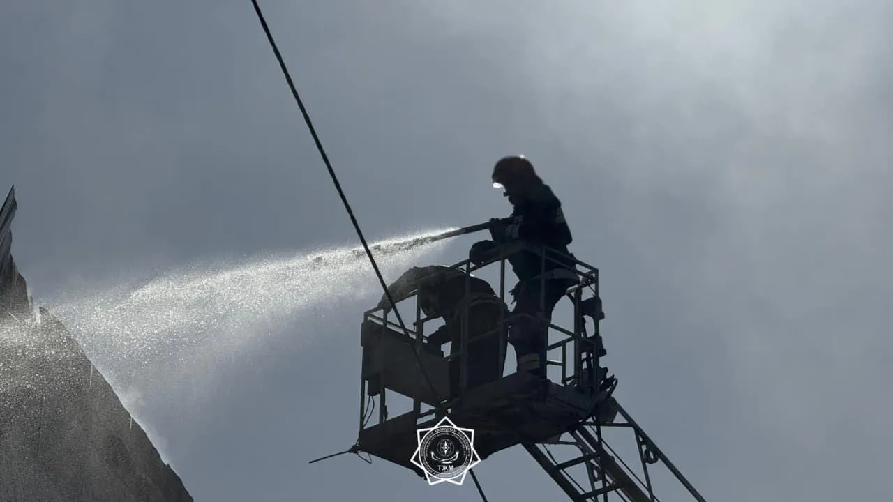 В Алматы ликвидировали крупный пожар на СТО