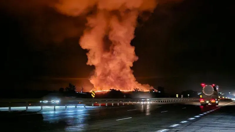ЧС объявили в Алматинской области в связи с пожаром на мусорном полигоне
