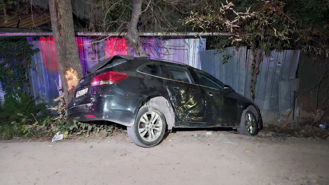 В Алматы водитель Chevrolet пытался оторваться от погони, но улетел в овраг