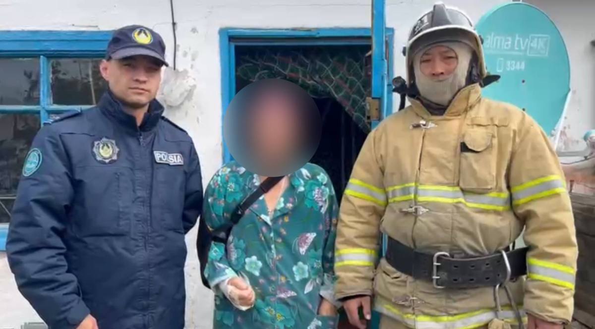В Абайской области участковый полицейский спас пожилую женщину, оказавшуюся запертой в доме