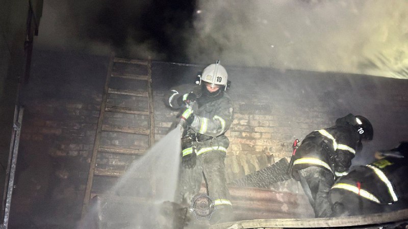 В Караганде огнеборцы спасли баню от уничтожения огнем
