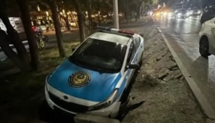 В Алматы полицейский автомобиль угодил в кювет из-за невнимательного водителя