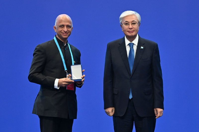 Касым-Жомарт Токаев вручил ряду участников форума государственные награды