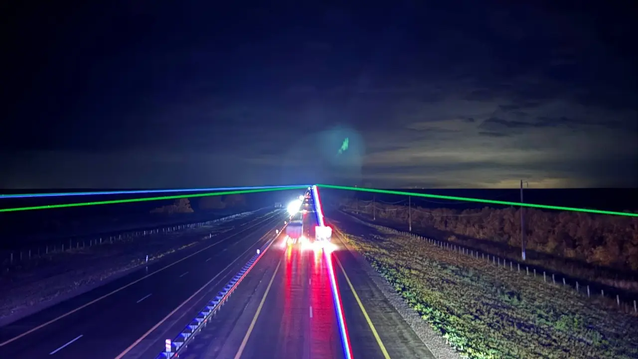 На трассах Казахстана начали тестировать лазерное оповещение водителей