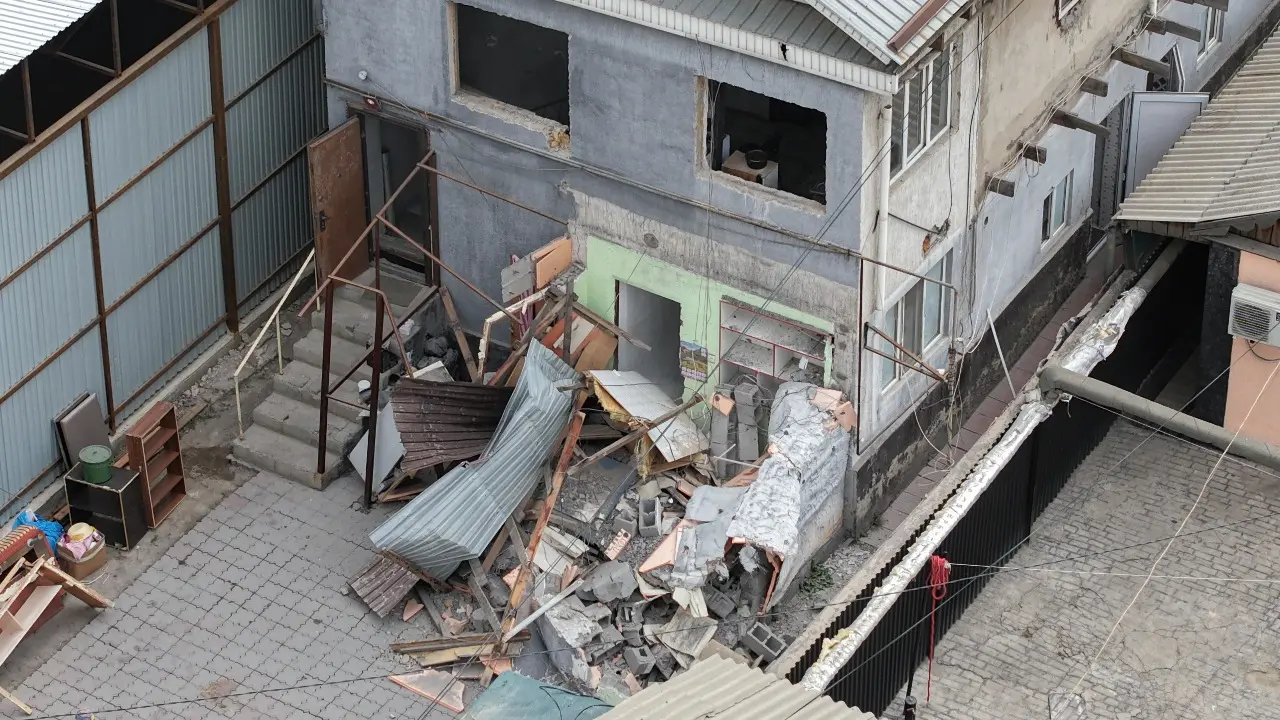 В Алматы сносят незаконно построенный банный комплекс