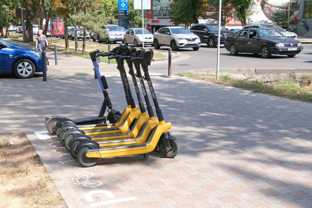 На штрафстоянку в Алматы забрали оставленные на тротуарах самокаты
