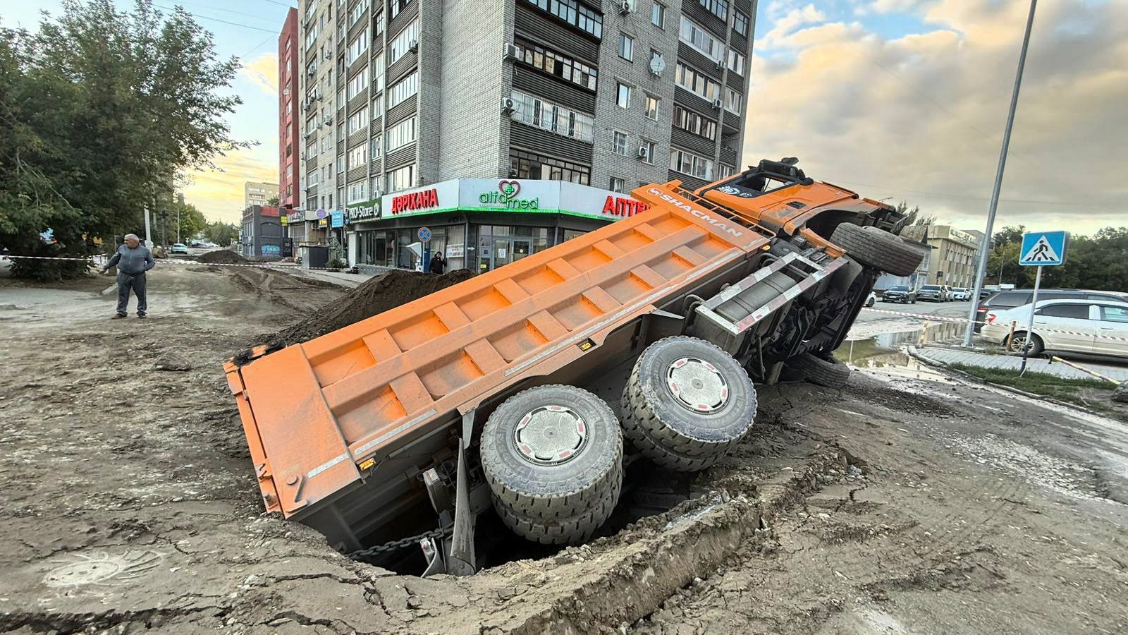 Грузовик упал в яму в Семее