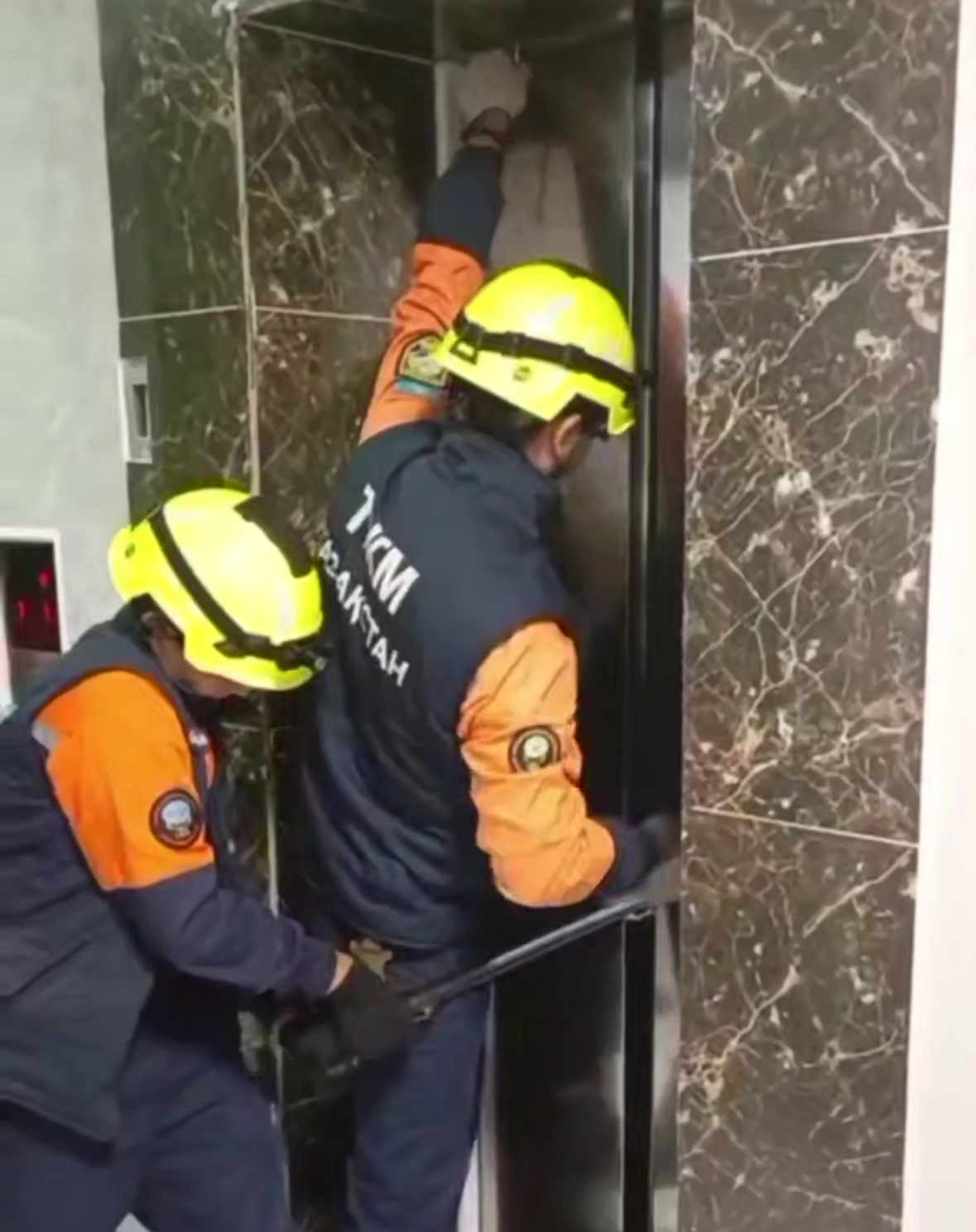 В Астане девять человек застряли в лифте