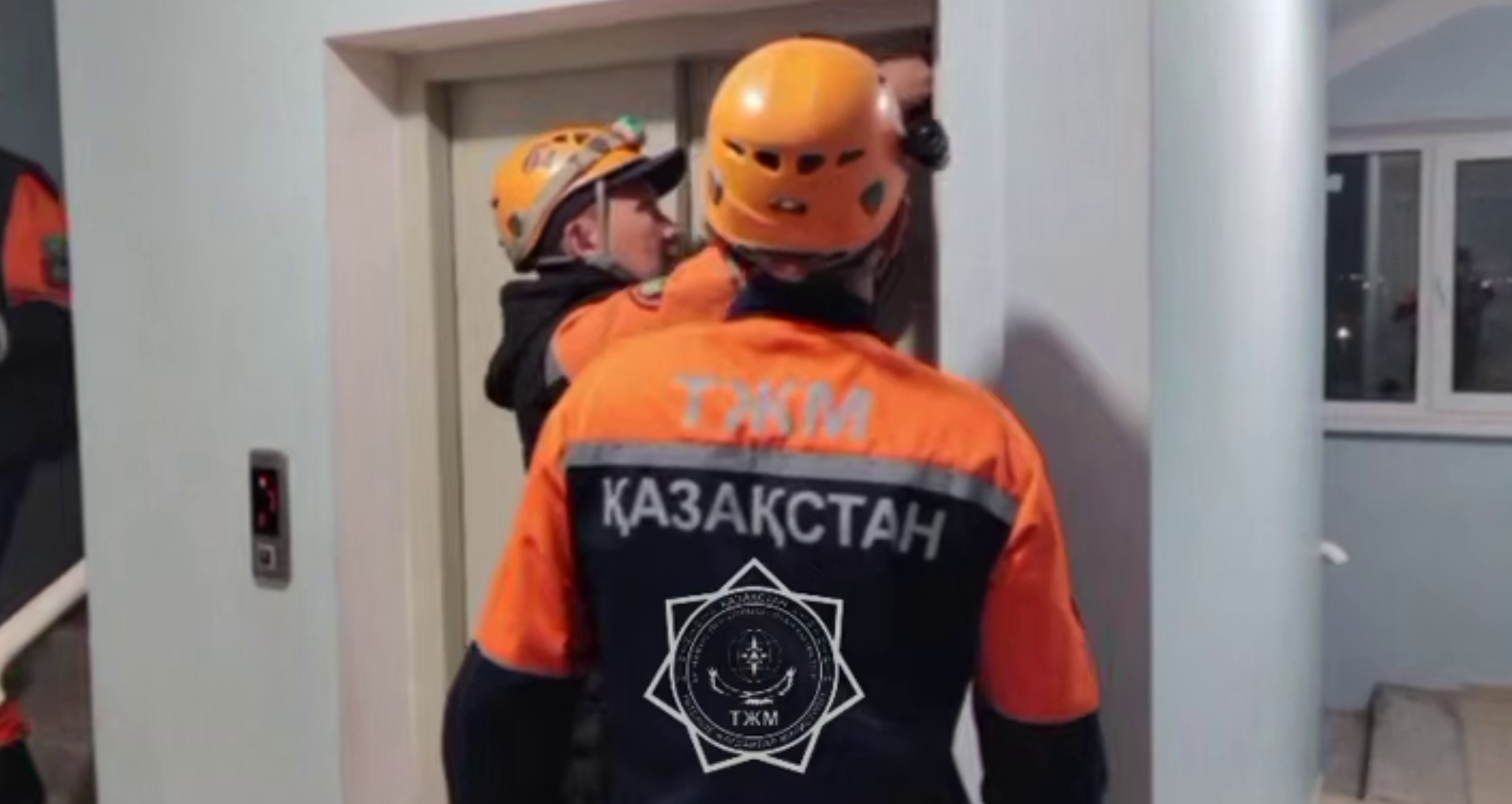 Женщина с младенцем застряла в лифте ночью в Уральске